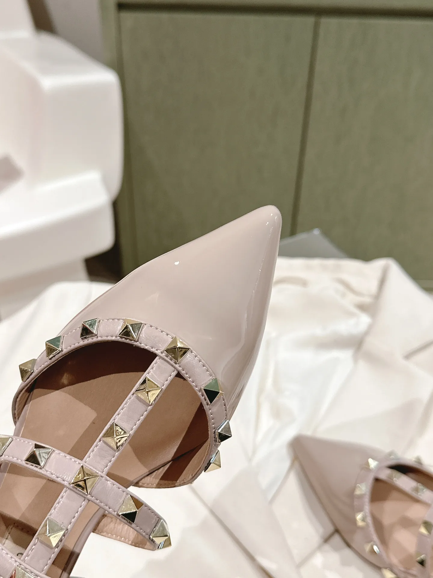 👟👟Ex-factory price 520👟👟 Women's Shoes Women's Clothing | ²⁰²4 𝐬𝐬 🤍🤎 Versatile series for all seasons! Is your shoe cabinet missing a pair? [Proud] Purchasing agent level! 🔥 The entire VALENTINO series is produced by Taiwan-funded factories! Getting in and out of the counter is stress-free! ROCKSTUD Valentino studded patent leather ballet flats ONE STUD retro craft pyramid large rivet buckle flats/high heels Smooth shoe lines and awesome version Comfortable upper foot. Increases height. Looks slimmer. Elongates leg lines. Imported mirrored calfskin/cow patent leather/high-density silk material Lambskin lining Italian high-density leather outsole Size35-39 (40/41/42 can be customized) Heel height: flat/4.5cm/ Counter synchronized gift box 💝 packaging!